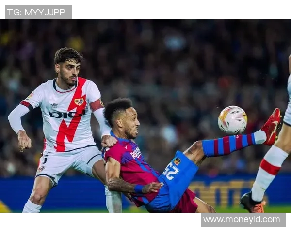 巴萨队员在西甲赛场的传球艺术与战术解析 巴萨队员在西甲赛场的传球艺术与战术解析