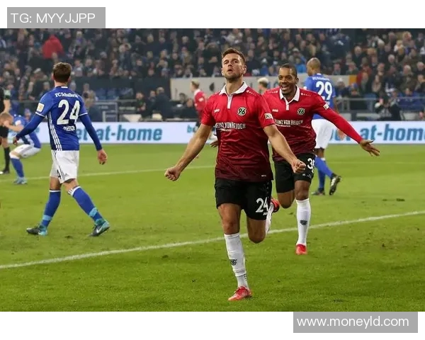 沙尔克04惨遭三连败，客场不敌多特蒙德，球迷陷入低谷