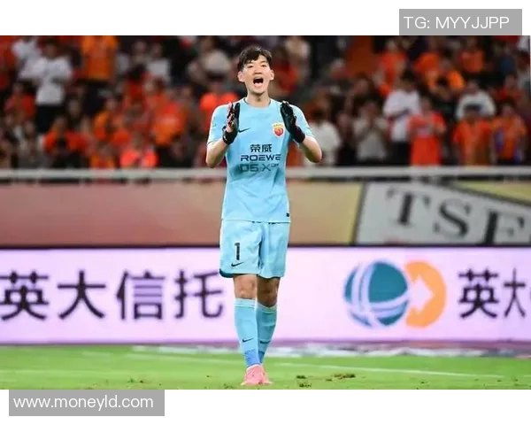 颜骏凌勇敢飞扑拯救球队瞬间展现门将风采与决心 颜骏凌勇敢飞扑拯救球队瞬间展现门将风采与决心